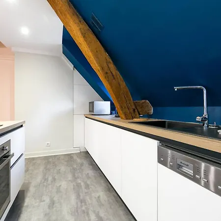 La Plume Aux Pieds Du Parvis Saint Jean