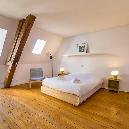 La Plume Aux Pieds Du Parvis Saint Jean Apartment