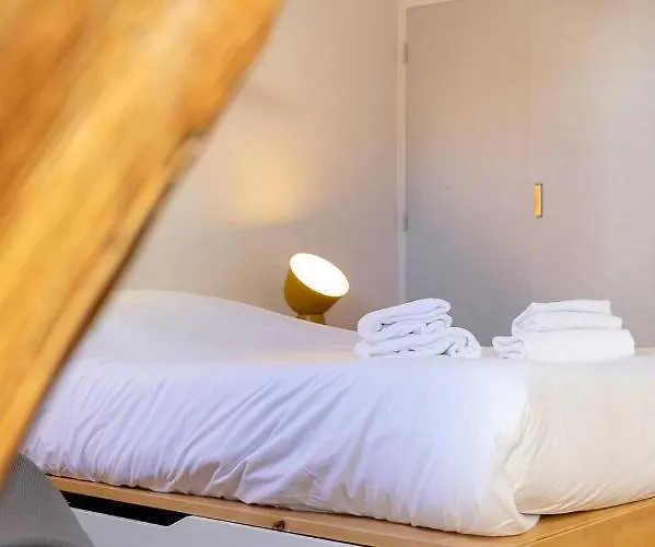 La Plume Aux Pieds Du Parvis Saint Jean *